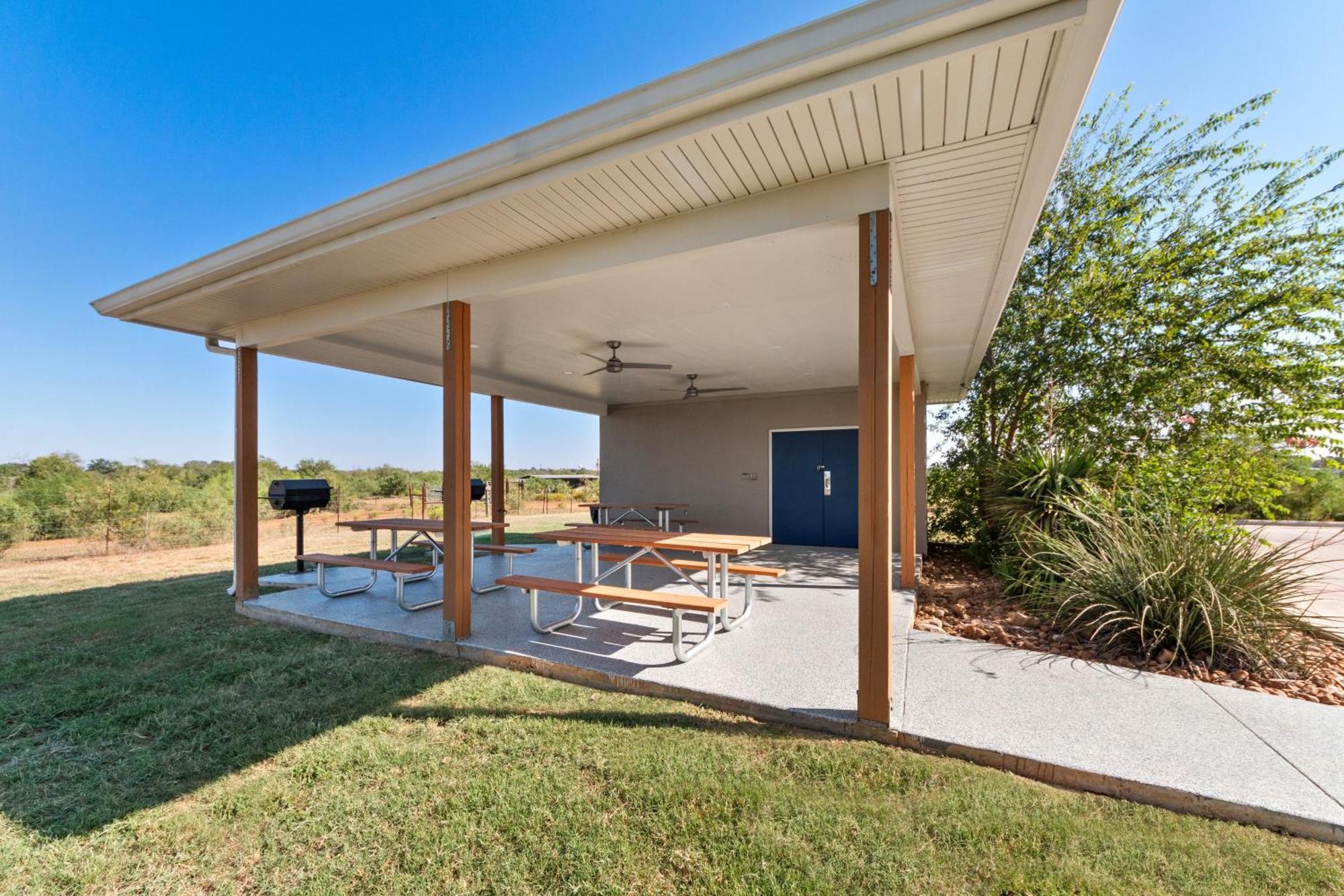 Risewell Kitchen Suites Pleasanton Exterior photo